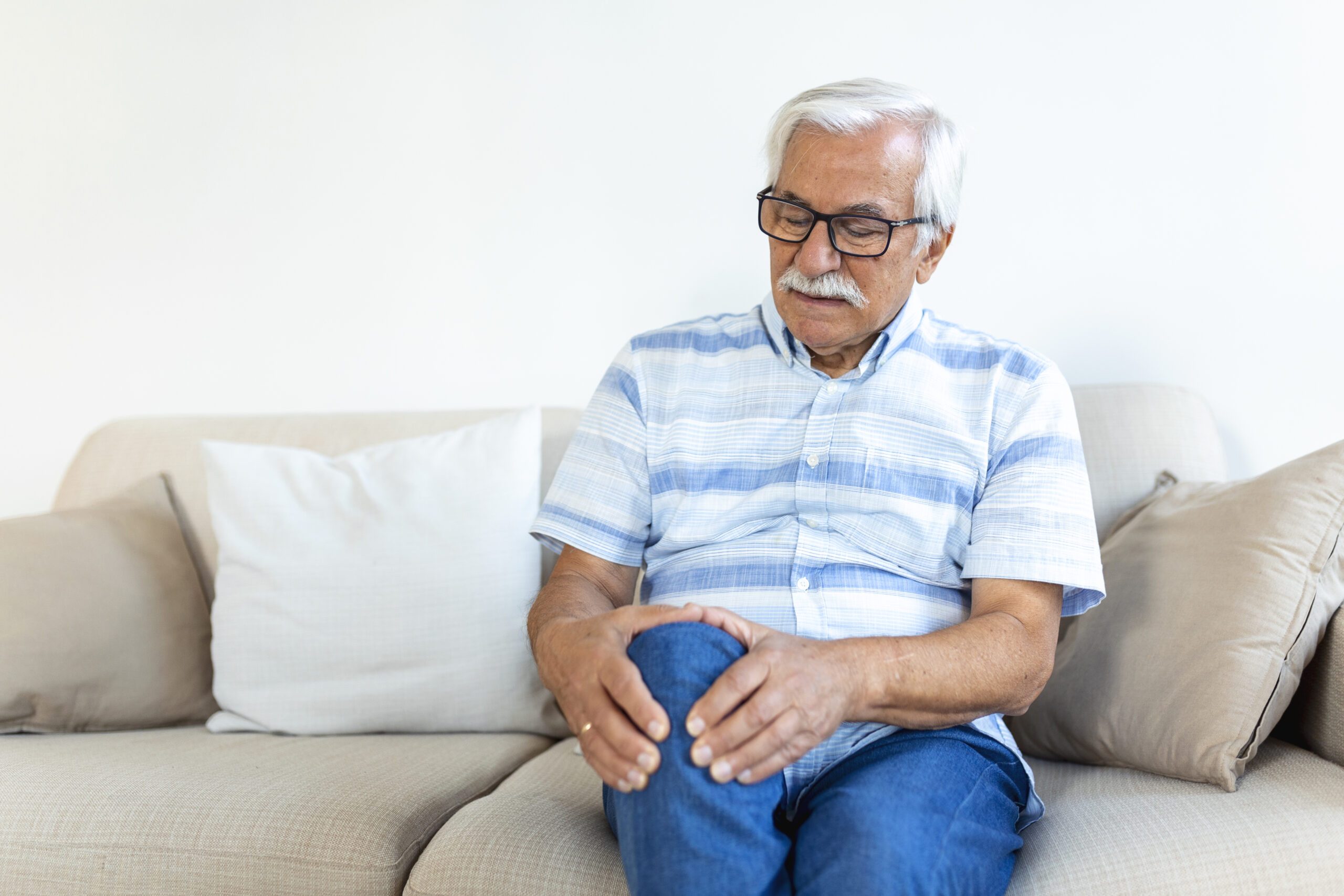https://www.freepik.com/free-photo/elderly-man-sitting-sofa-home-touching-his-painful-knee-people-health-care-problem-concept-unhappy-senior-man-suffering-from-knee-ache-home_28002875.htm#query=os%20arthrose&position=14&from_view=search&track=ais">Image by stefamerpik on Freepik